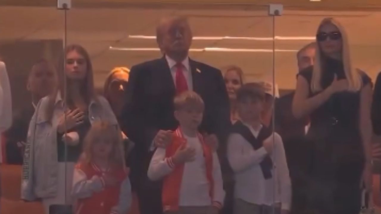 Kamery zachytily trapný okamžik během univerzitního fotbalového zápasu za přítomnosti Donalda Trumpa