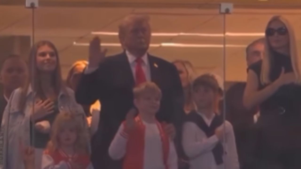 Câmeras flagram momento constrangedor em jogo de futebol universitário com presença de Donald Trump