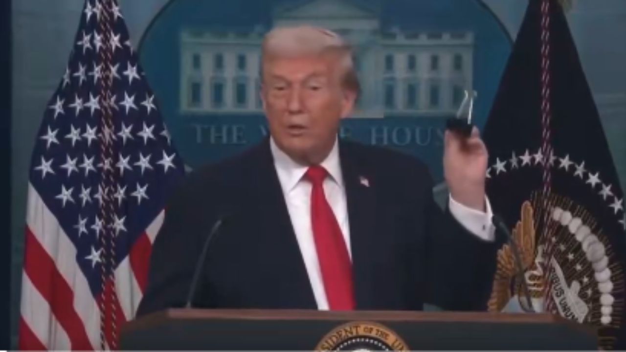 Donald Trump quase machuca o dedo com clipe de papel ao vivo e é zombado nas redes sociais