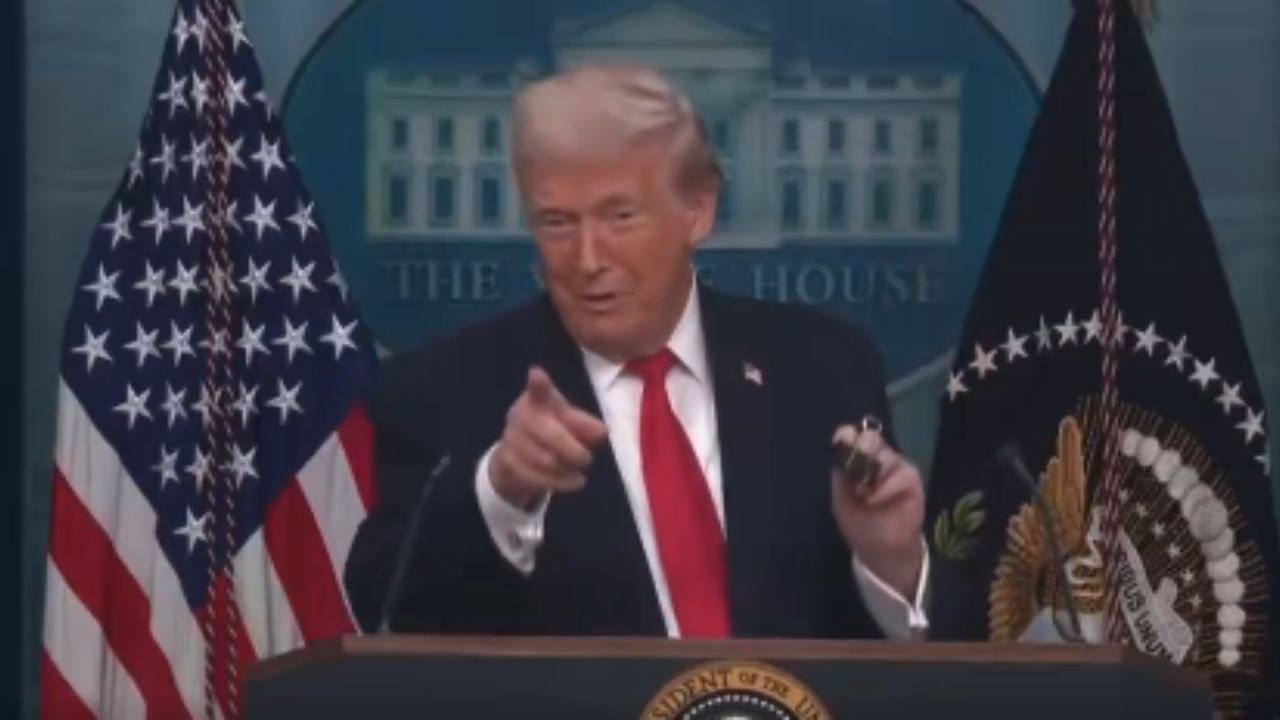 Donald Trump si téměř poranil prst kancelářskou sponkou v přímém přenosu a stal se terčem posměchu na sociálních sítích 