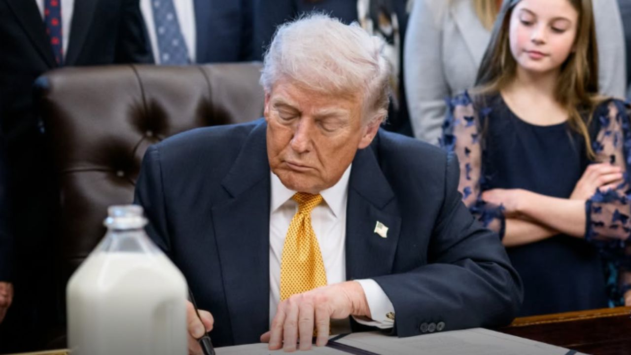 Trump pronáší zmatený projev o mléce a znovu vypadá, že usíná před kamerami 