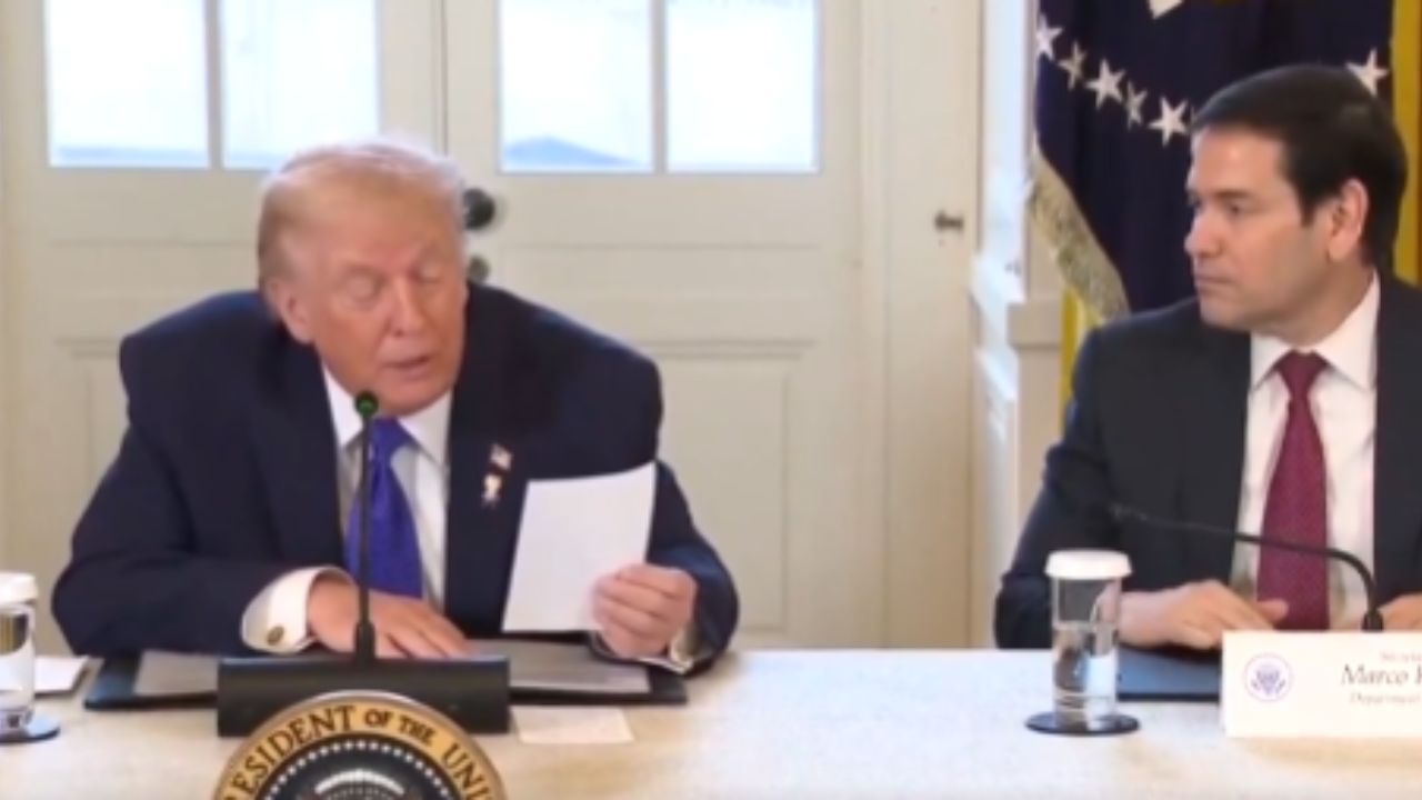 Trump vira alvo de piada depois de momento constrangedor com bilhete de Marco Rubio