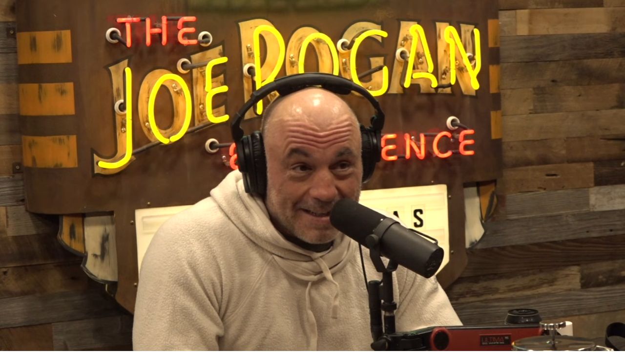 Joe Rogan teoriza que Trump está usando o ICE em Minnesota para desviar a atenção do caso Epstein