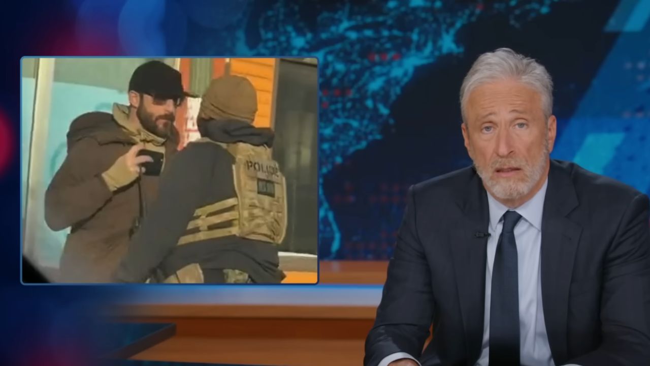 Jon Stewart z „The Daily Show“ obviňuje Trumpovu vládu ze lží ohledně smrti Alexe Prettiho
