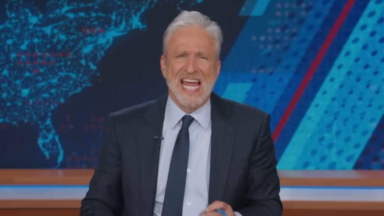 Jon Stewart, do “The Daily Show”, acusa o governo Trump de mentir sobre morte de Alex Pretti