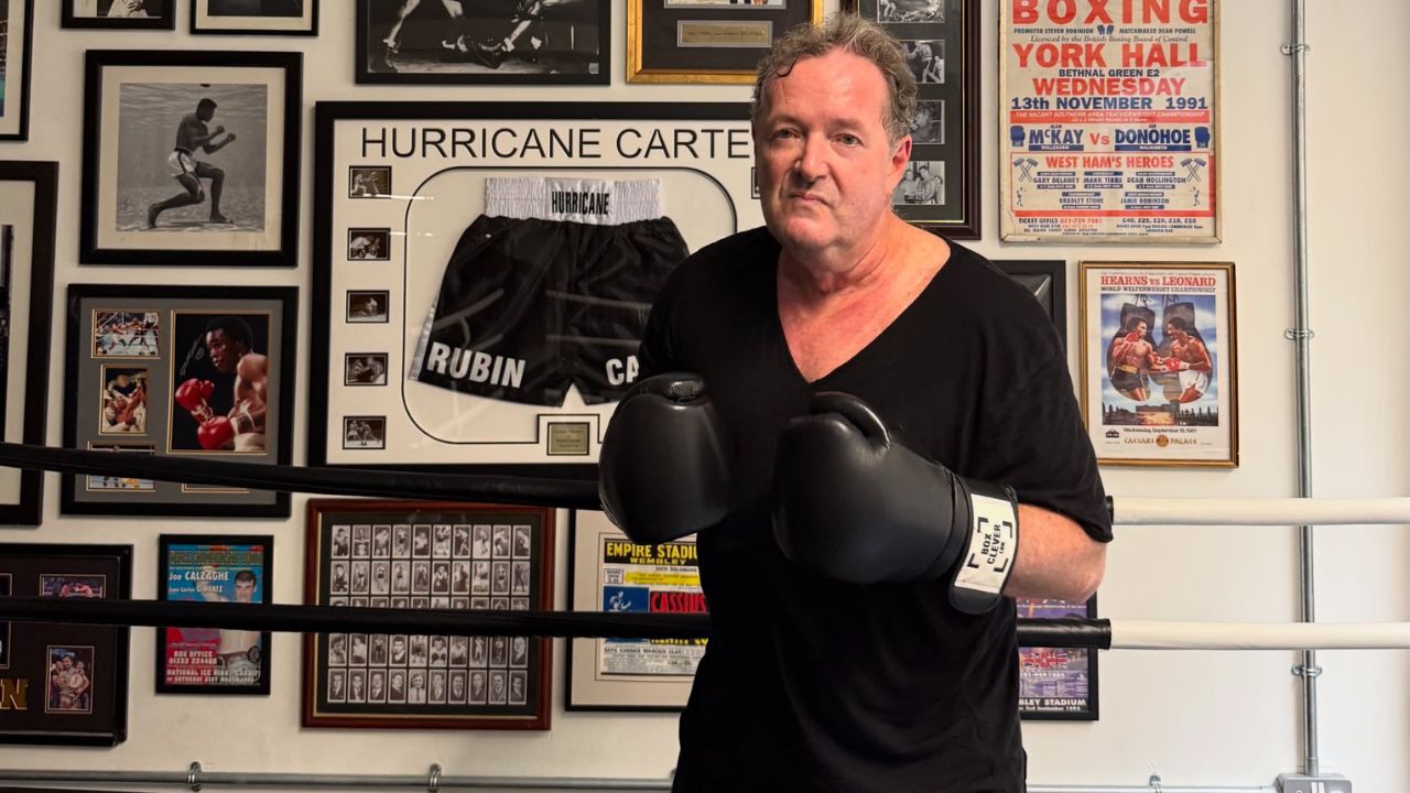 Piers Morgan podstoupil operaci náhrady kyčle po nehodě a viní Donalda Trumpa