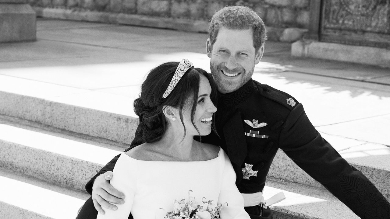 Elizabeth Hurley pláče při svědectví v procesu prince Harryho proti britským bulvárům