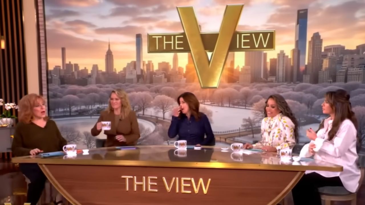 Sunny Hostin obvinila Trumpa v pořadu „The View“, že využívá prezidentský úřad k tomu, aby se vyhnul vězení
