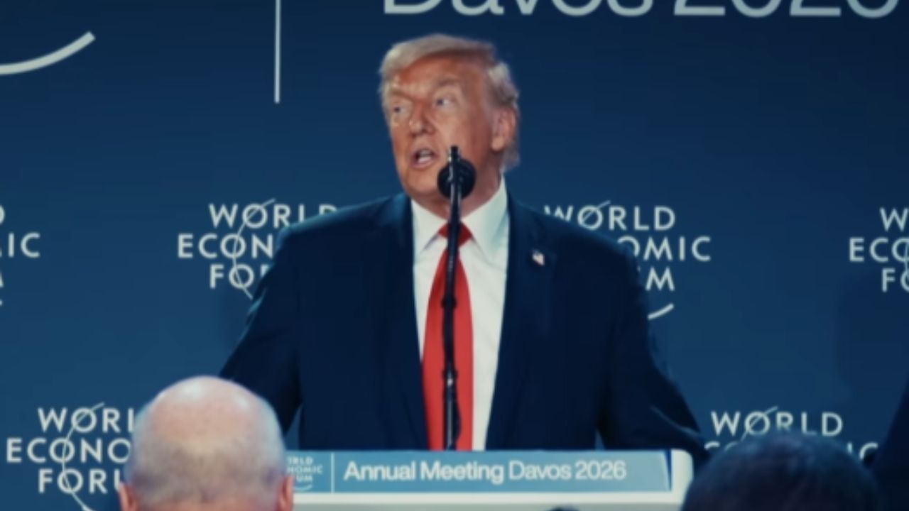 Culpa da Aspirina? Trump tenta explicar feridas recorrentes em suas mãos durante entrevista coletiva