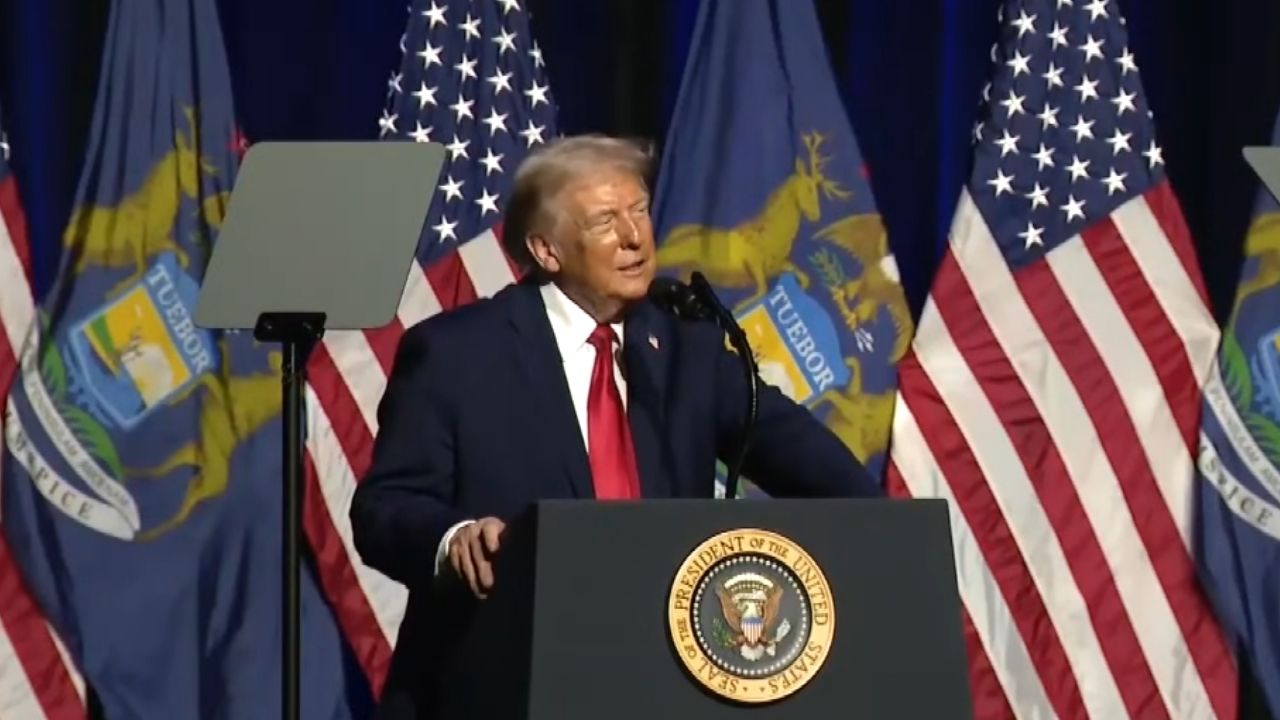 Trump causa repulsa em internautas após fazer imitação de Joe Biden em evento