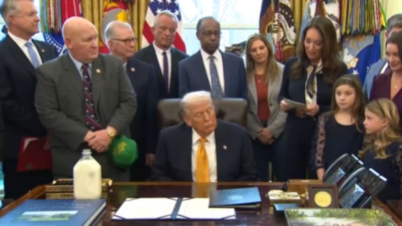 Trump faz pronunciamento confuso sobre leite e parece dormir em frente às câmeras mais uma vez