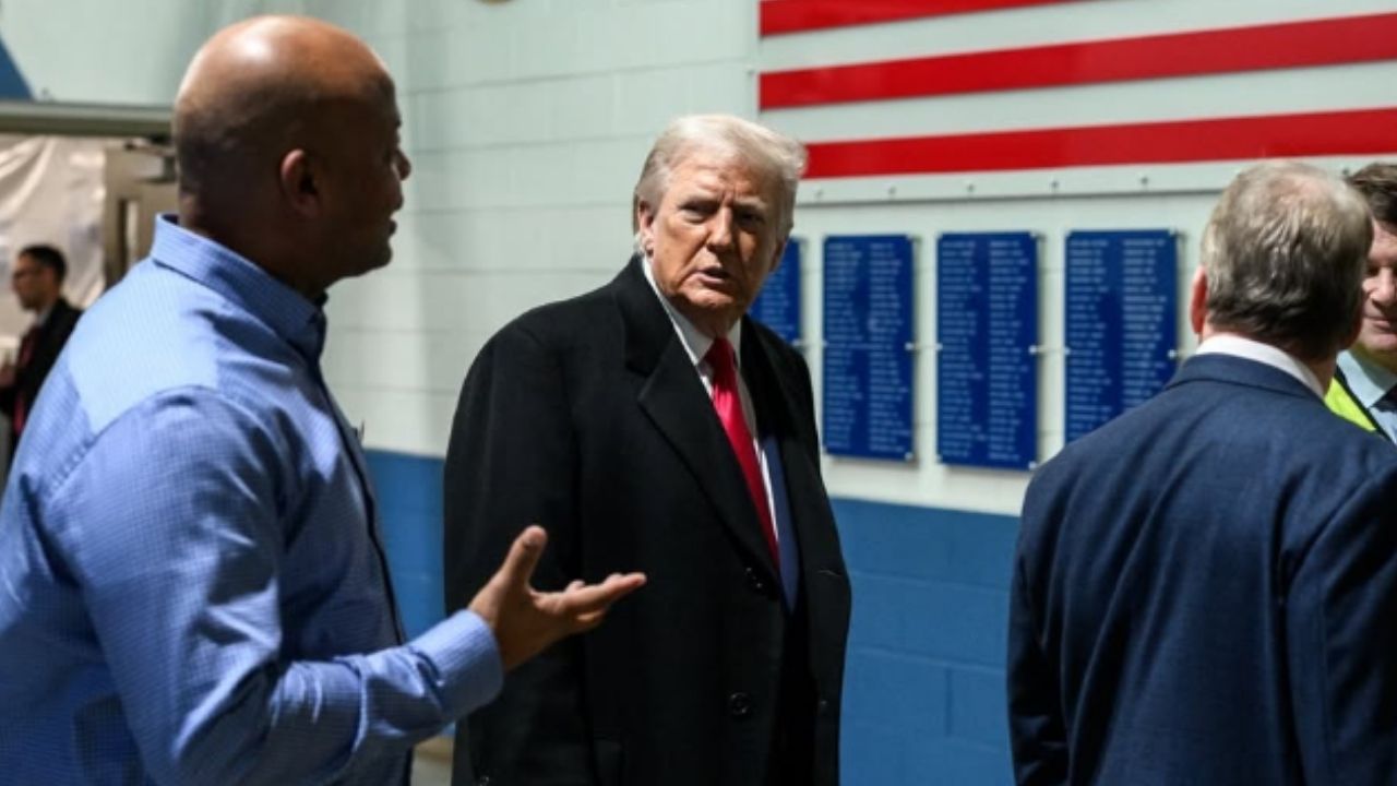 Un employé de Ford provoque Trump lors d’une visite et les caméras captent la réaction impulsive du président