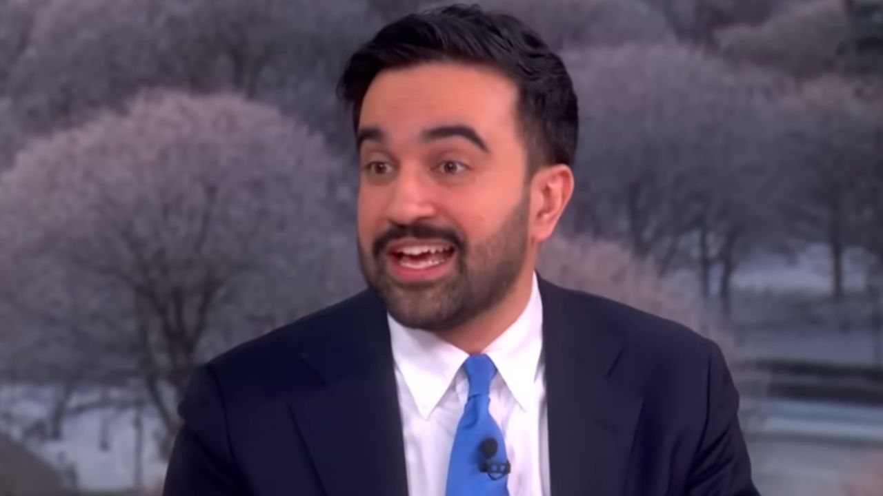 Zohran Mamdani corrige Whoopi Goldberg após ela errar pronúncia de seu nome no “The View”