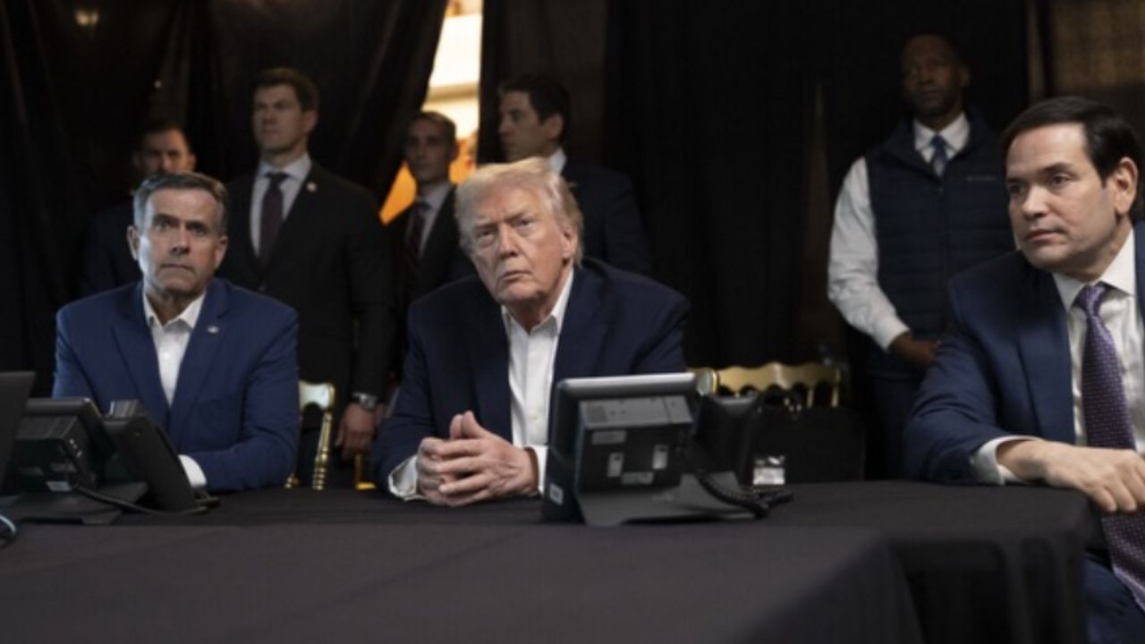 Stephen Colbert si dělá legraci z Donalda Trumpa při vysvětlování situace ve Venezuele