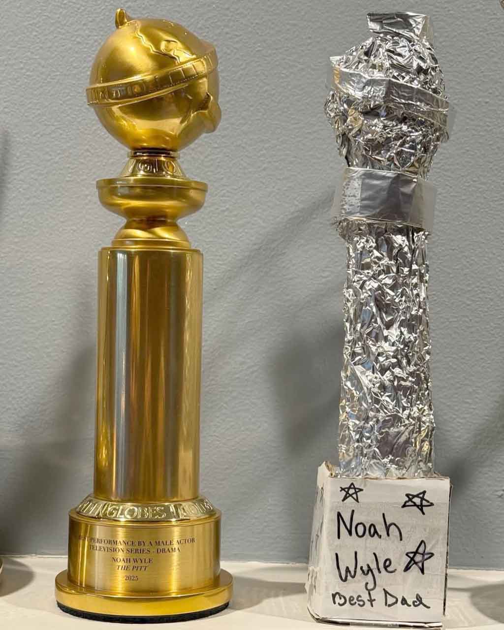 Noah Wyle vystavuje Zlatý glóbus získaný za „The Pitt“ po boku speciální ceny předané jeho dětmi. Instagram @therealnoahwyle