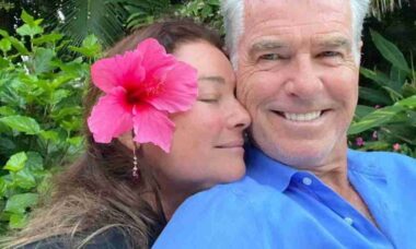 Pierce Brosnan e sua esposa - reprodução Instagram