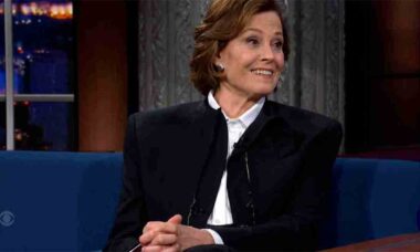 Sigourney Weaver no The Late Show With Stephen Colbert - reprodução Youtube