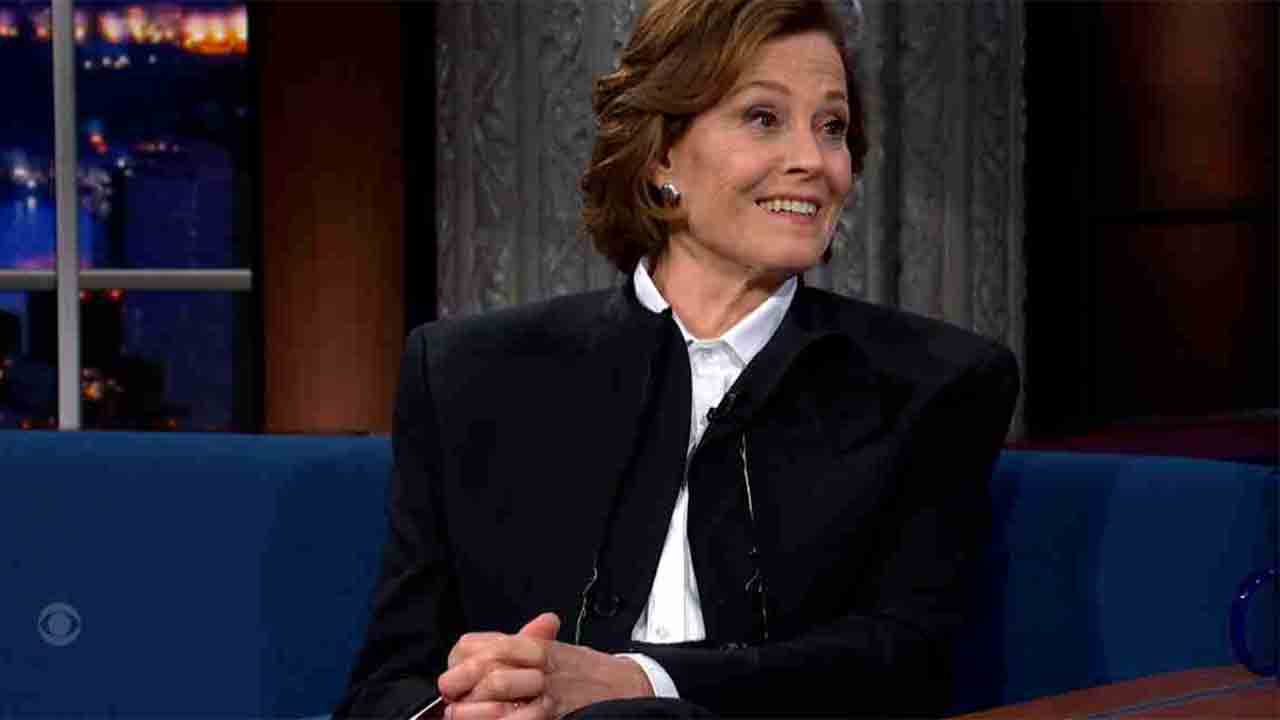 Sigourney Weaver v pořadu The Late Show With Stephen Colbert – reprodukce YouTube
