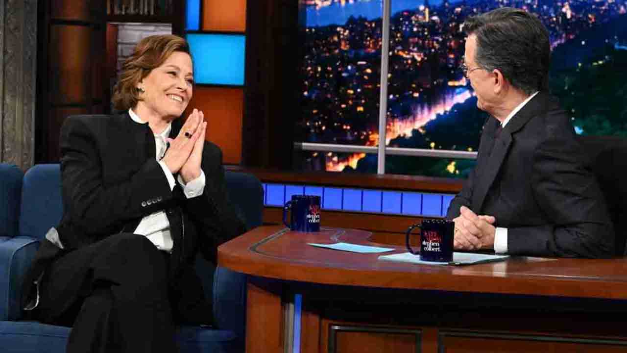 Sigourney Weaver v pořadu The Late Show With Stephen Colbert – reprodukce YouTube