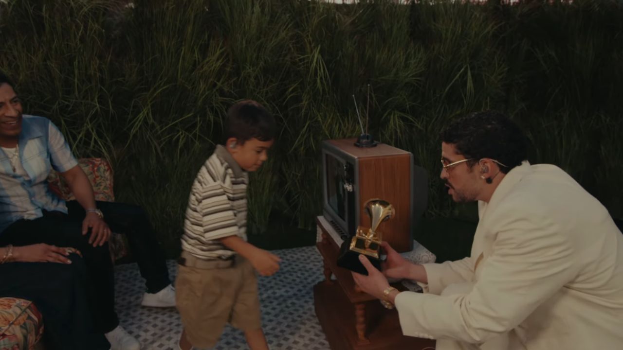 Garoto participa de show de Bad Bunny no Super Bowl e deixa a dúvida: era a criança detida pelo ICE?