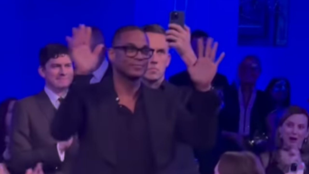 Don Lemon é aplaudido de pé em festa pré-Grammy após prisão por cobrir protesto contra o ICE