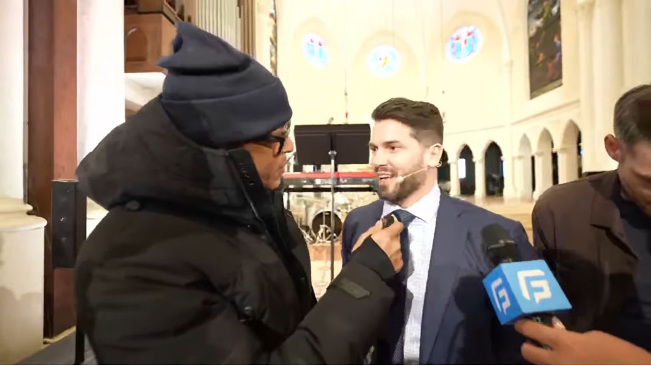 Don Lemon je po zatčení za pokrytí protestu proti ICE přivítán potleskem na předgrammy večírku