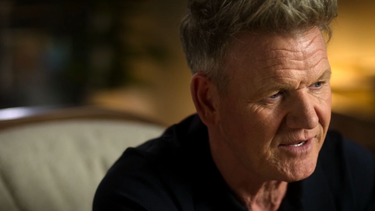 Gordon Ramsay prozradil, že vyhodil herečku Joan Collins ze své restaurace uprostřed sporu s kritikem