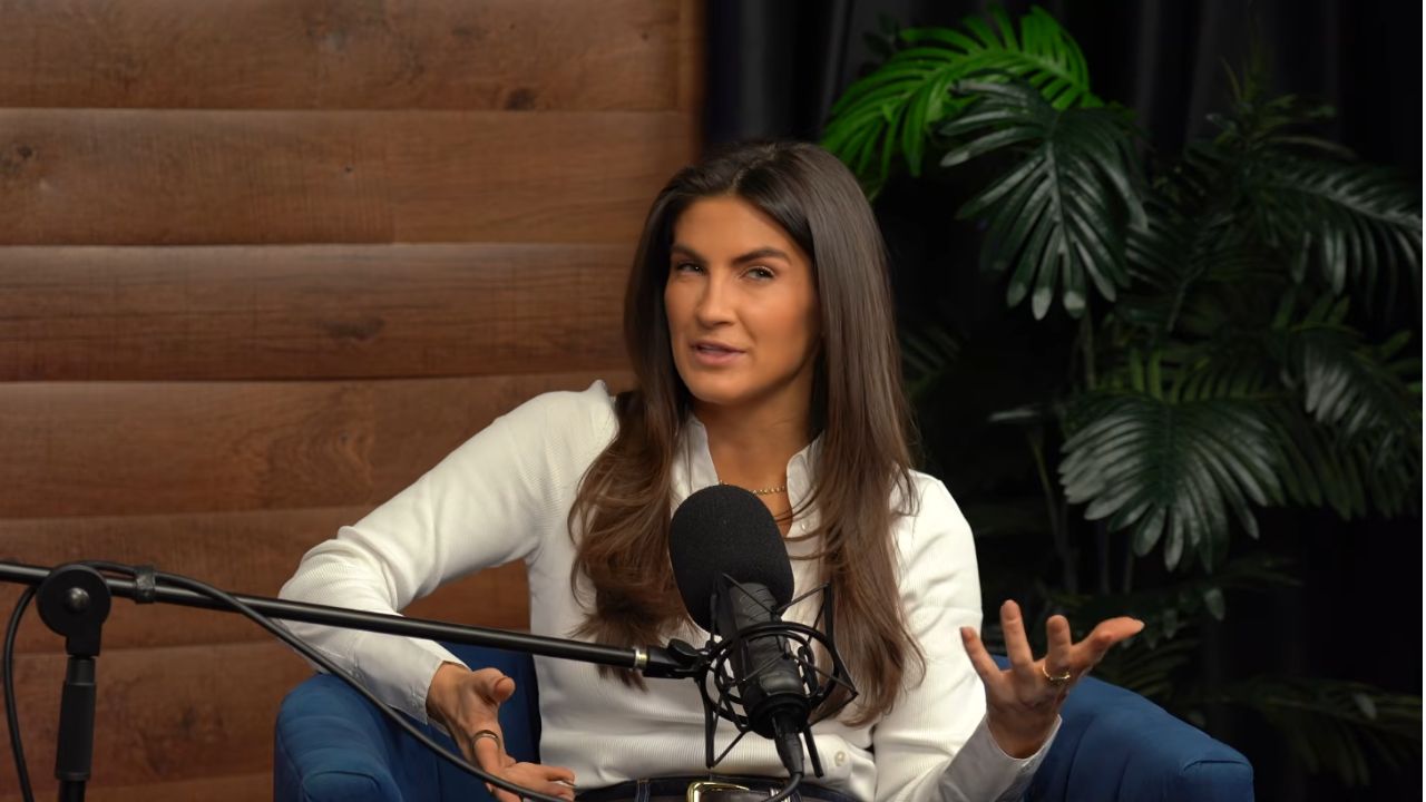 Kaitlan Collins surpreende ao revelar que Karoline Leavitt a defendeu em viagem à Arábia Saudita