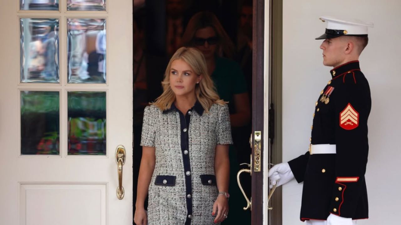 Karoline Leavitt znepokojuje uživatele internetu, když komentuje Donalda Trumpa a Ústavu USA