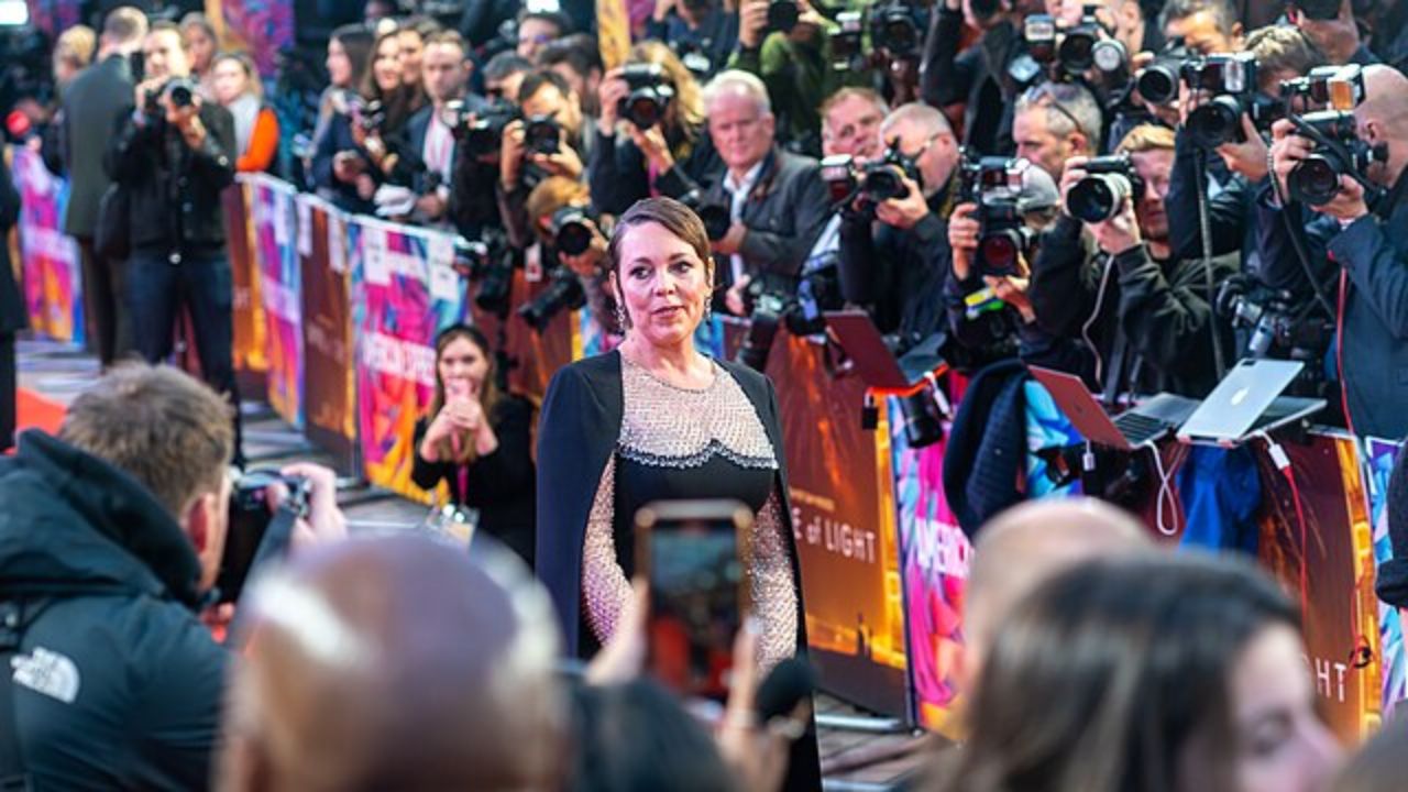 Grupo lésbicas critica Olivia Colman após a atriz se descrever como “homem gay”