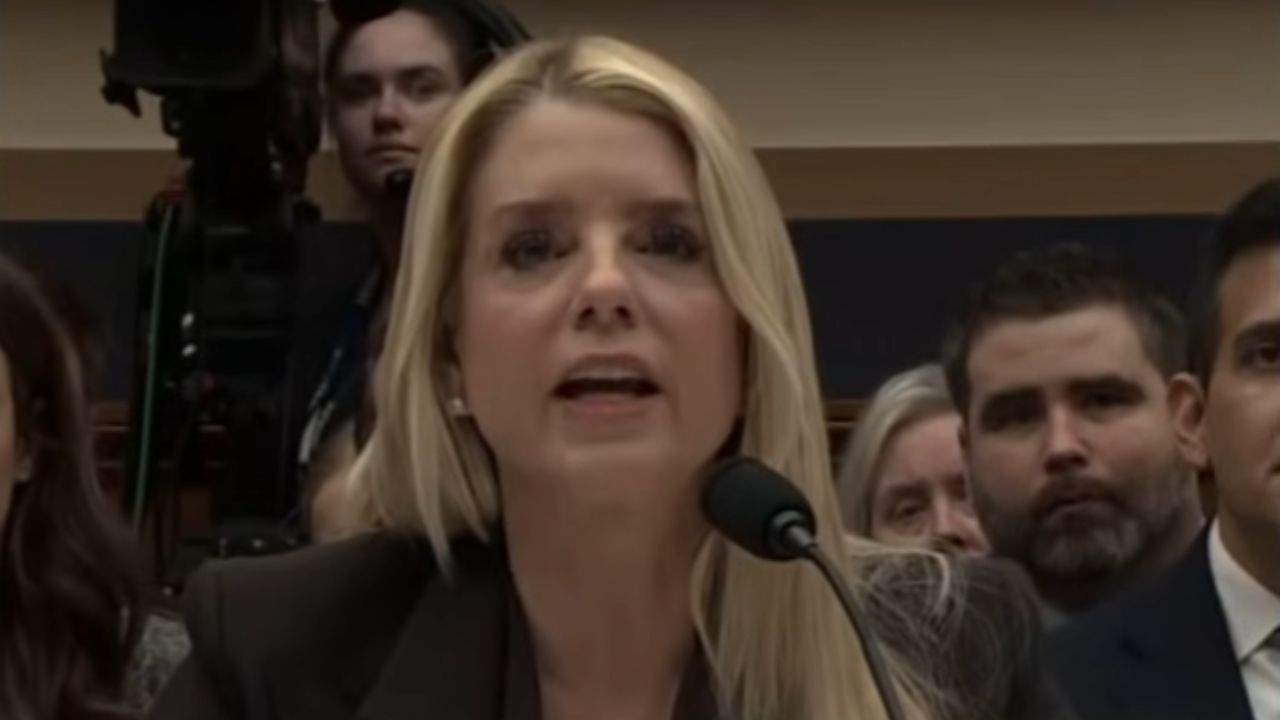 „The Daily Show“ paroduje gafy Pam Bondi během výslechu o souborech Epstein