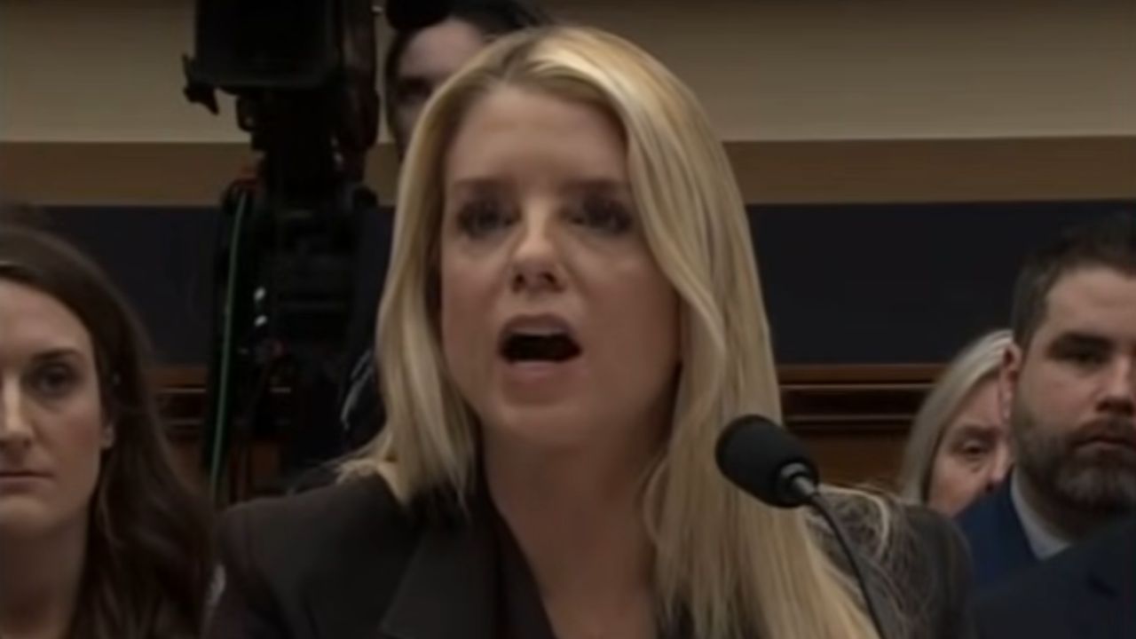 “The Daily Show” zomba de gafes de Pam Bondi em audiência sobre os arquivos de Epstein