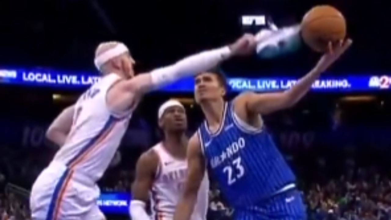 Jogador da NBA usa tênis no meio da partida para impedir ponto adversário