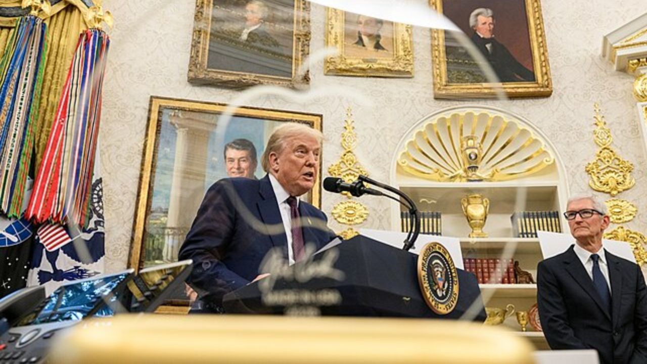 Tim Cook, CEO da Apple, diz que não é uma “pessoa política” após críticas por proximidade com Trump