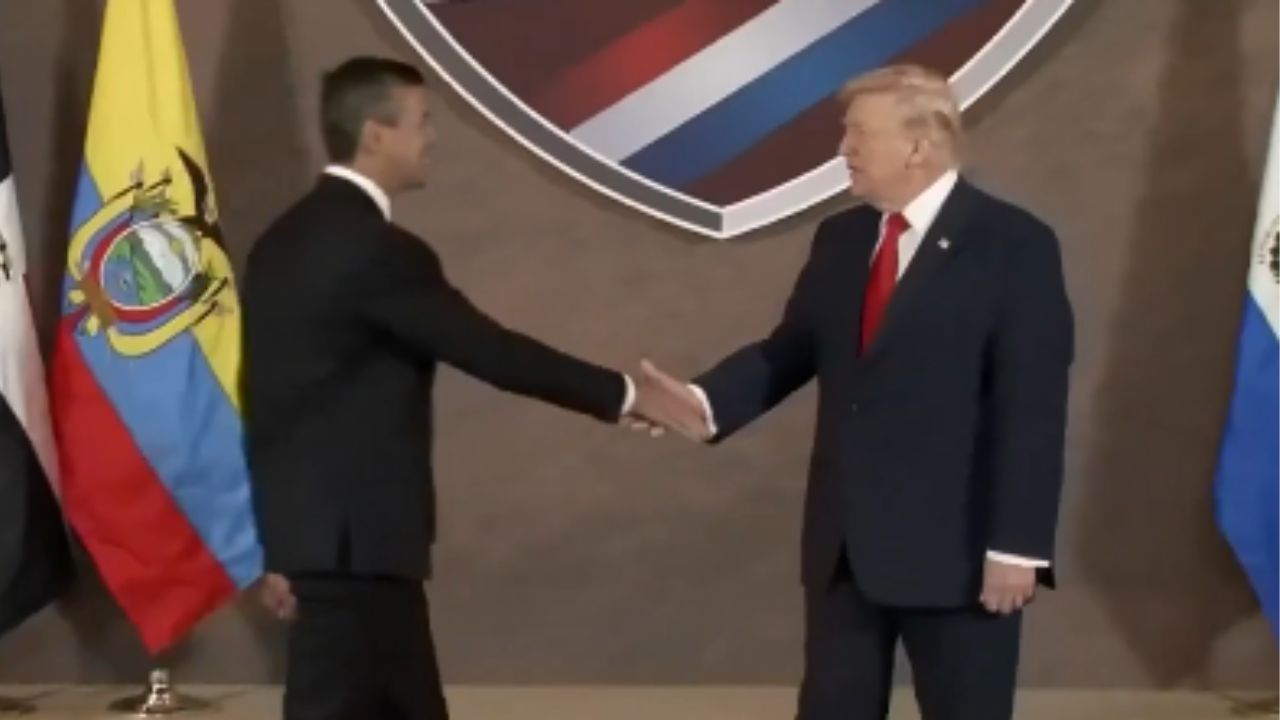 Donald Trump e presidente do Paraguai performam “cabo de guerra” constrangedor em aperto de mão