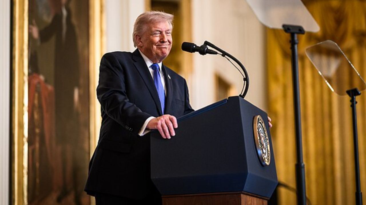 Donald Trump je viděn s kůží na krku ve znepokojivém stavu během ceremonie v Bílém domě