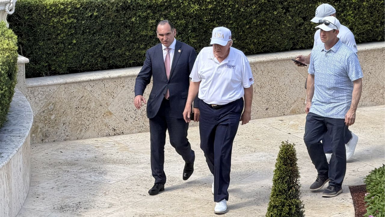 Trump revolta internautas depois de aparecer jogando golfe em meio à guerra do Irã