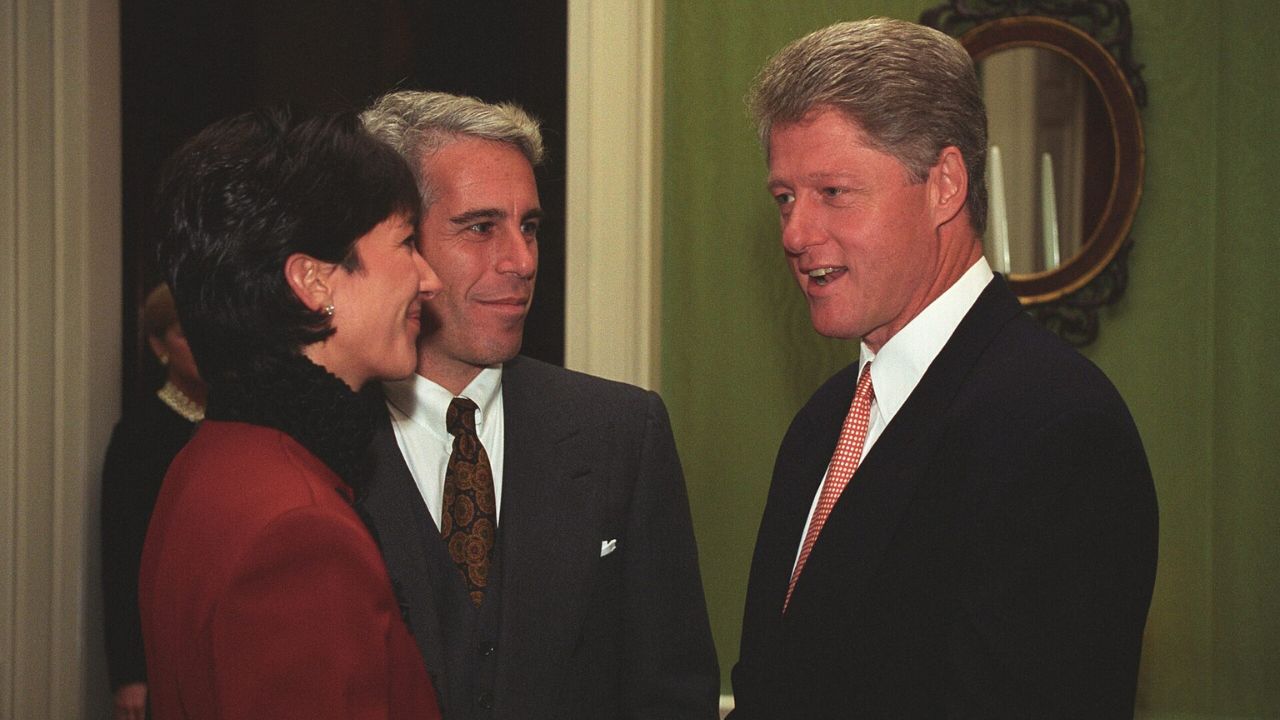 Videa z výpovědí Billa a Hillary Clintonových o případu Epstein odhalují veškeré napětí mezi manželi