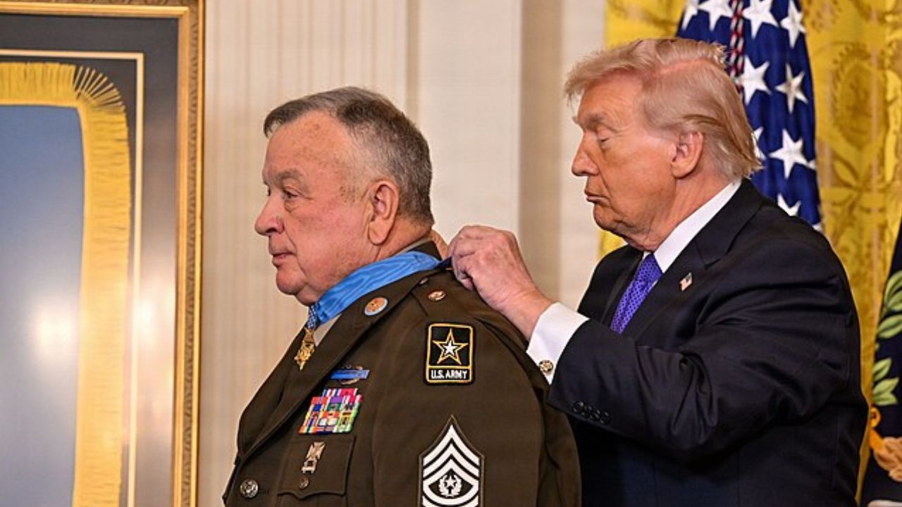 Veterano degli Stati Uniti riceve la Medal of Honor da Trump in modo imbarazzante