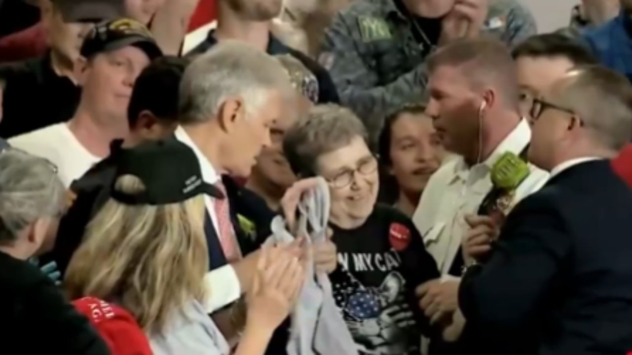 Mulher desmaia em discurso de Trump e é socorrida por Mehmet Oz
