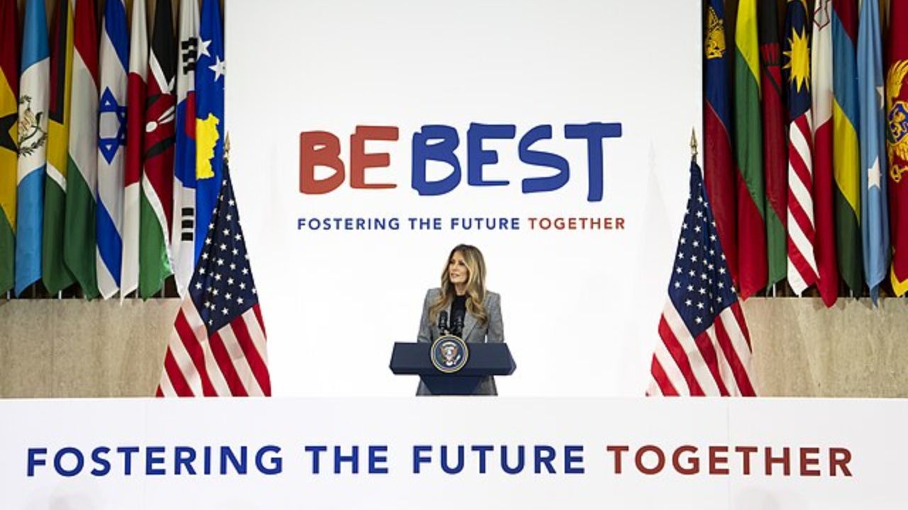 Melania Trump apresenta educador robô para substituir professores com IA e enfurece internautas
