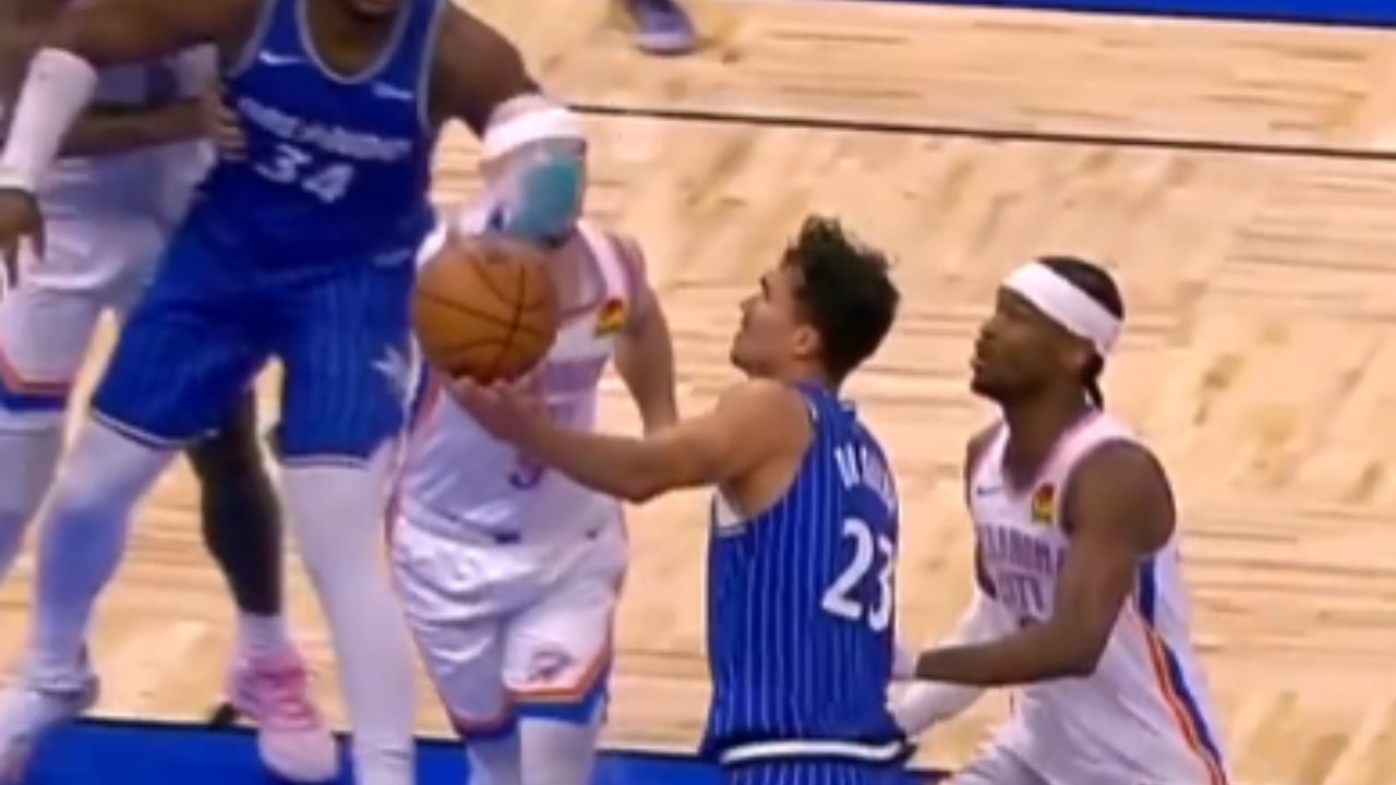 Jogador da NBA usa tênis no meio da partida para impedir ponto adversário