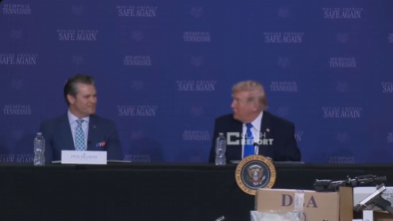 Pete Hegseth fica constrangido após Trump sugerir que o secretário deu a ideia do ataque ao Irã
