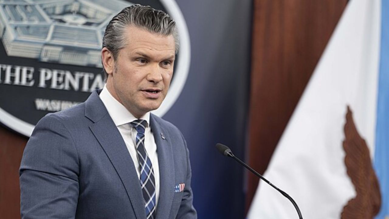 Pete Hegseth fica constrangido após Trump sugerir que o secretário deu a ideia do ataque ao Irã