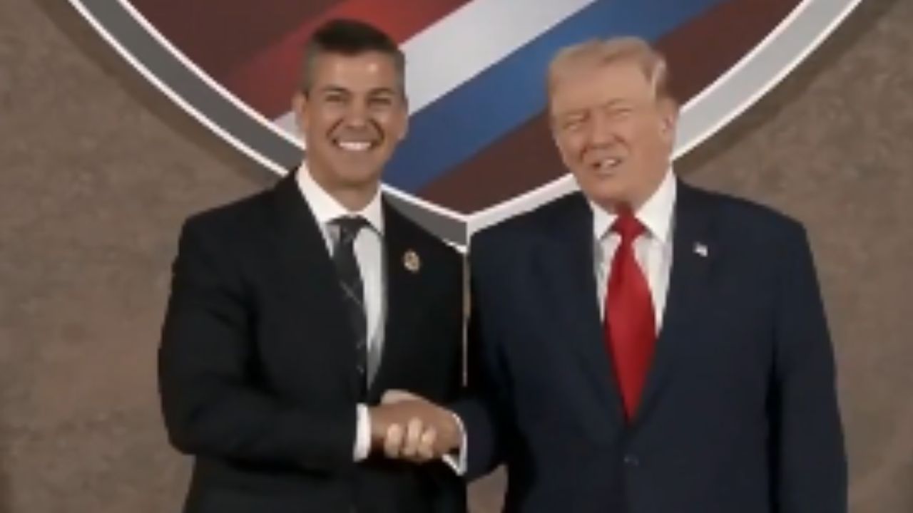 Donald Trump e presidente do Paraguai performam “cabo de guerra” constrangedor em aperto de mão
