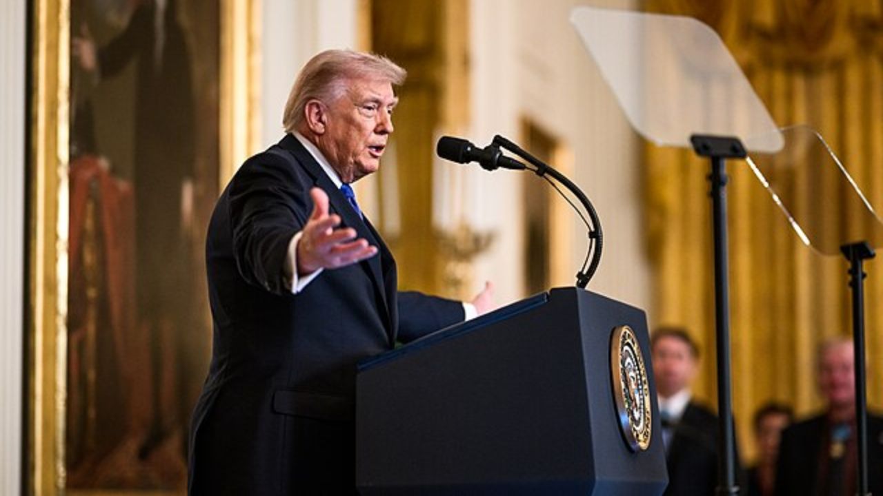 Donald Trump é visto com pele do pescoço em situação preocupante em cerimônia na Casa Branca
