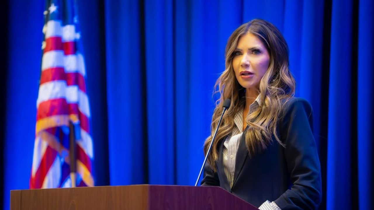 Stephen Colbert celebra demissão de Kristi Noem do Departamento de Segurança Interna