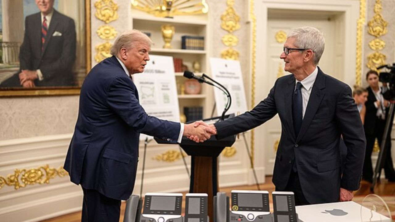 Tim Cook, CEO da Apple, diz que não é uma “pessoa política” após críticas por proximidade com Trump