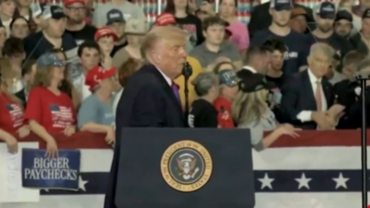 Mulher desmaia em discurso de Trump e é socorrida por Mehmet Oz