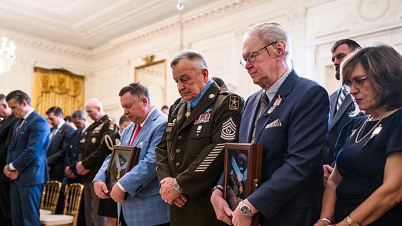 Veterano degli Stati Uniti riceve la Medal of Honor da Trump in modo imbarazzante